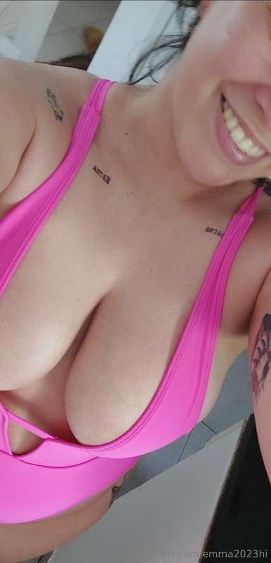 Do you really like how the pink mesh looks on me?😚👙