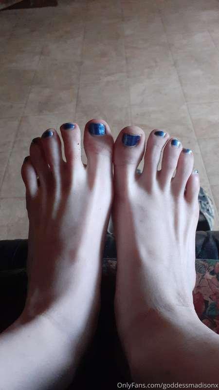 Selling feet pics $15 per pic 

I also do customs for $10

T..