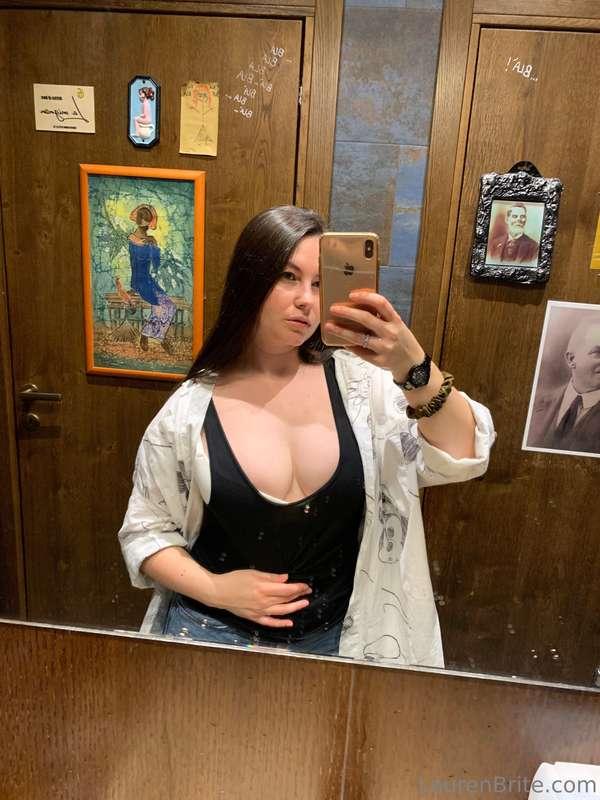 You know already how much I love mirror selfie, right? 👽😏💦