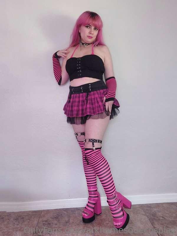 Cute outfit, don't you pink? 💕😝
