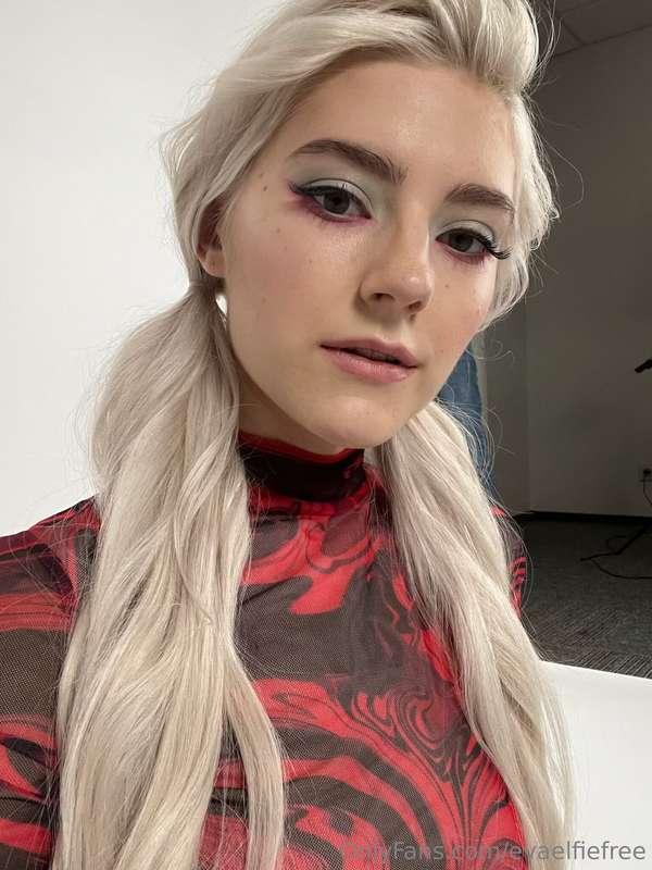 me staring at u like this 👉👁️👄👁️now u gotta have a good day…..