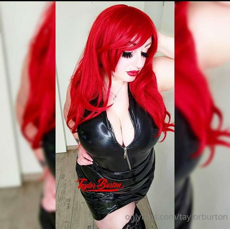 Dont forget my livestream at 8:30 p.m.♥️🖤🔥