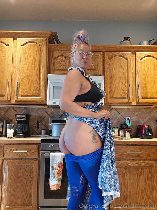 Come worship my ass while I cook us dinner 😈