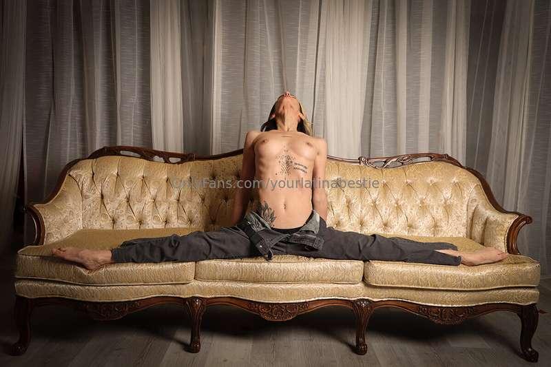 Been working on my splits, can you tell?🤭 Photos by ScottKPh..