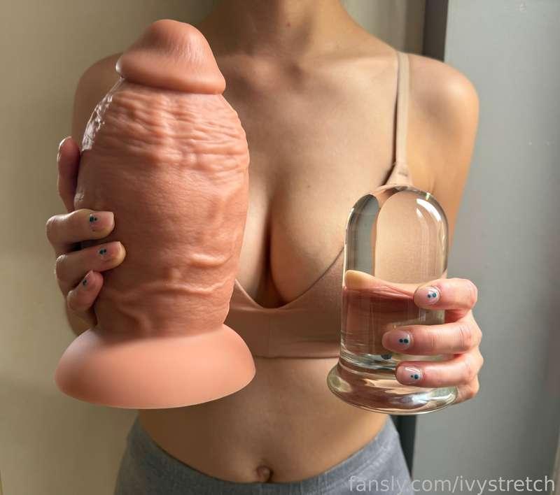Some new toys just arrived!! I’m so excited! I’ve got about 5 more on the way as well 😂😬

#hugedildos 