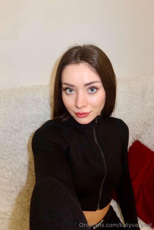 Just look into my green eyes, what do you see in them? 😍