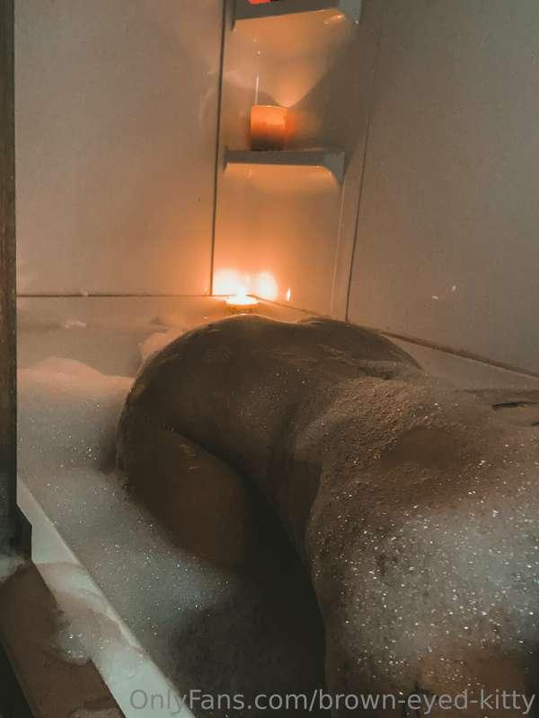 Who doesn’t like a juicy, wet 🍑? 😏