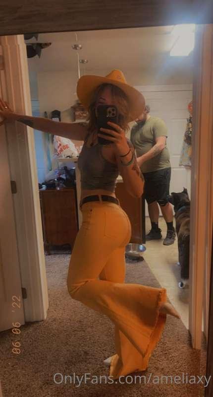 How about an outfit of the day! 😚💛

Featuring my roommate in..