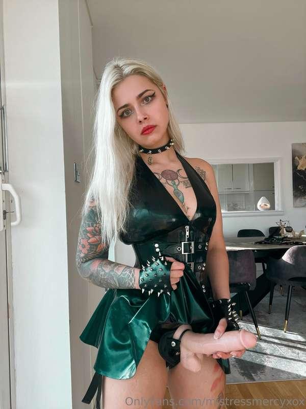 The green of this latex is so pretty and I’m so pretty and y..