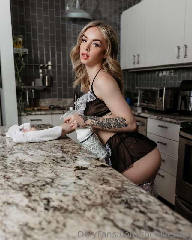 Good morning babe! Want some of this with your coffee? 💋