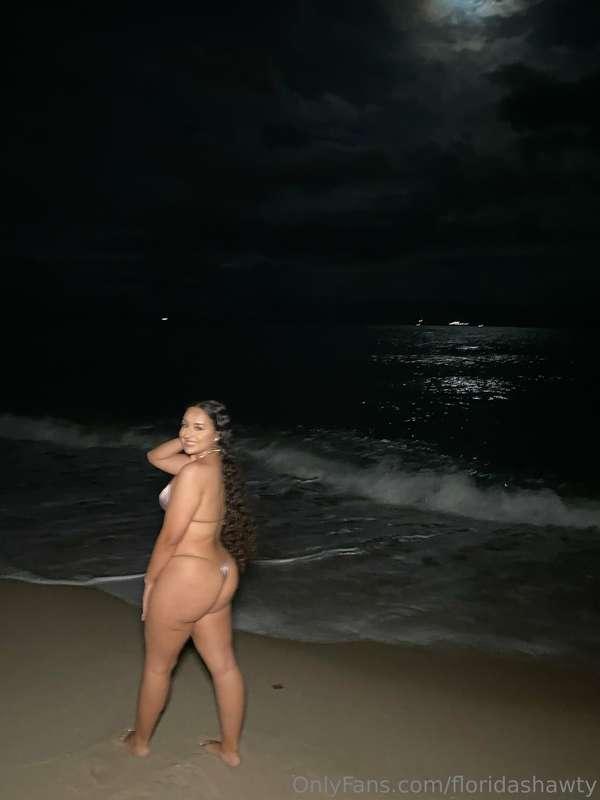 Let’s end this year with a 💥😻  My sexiest beach pics ever😈I ..