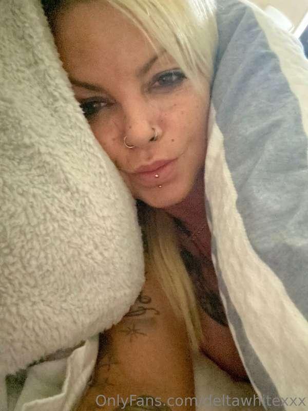 Who wants to spoon me lol