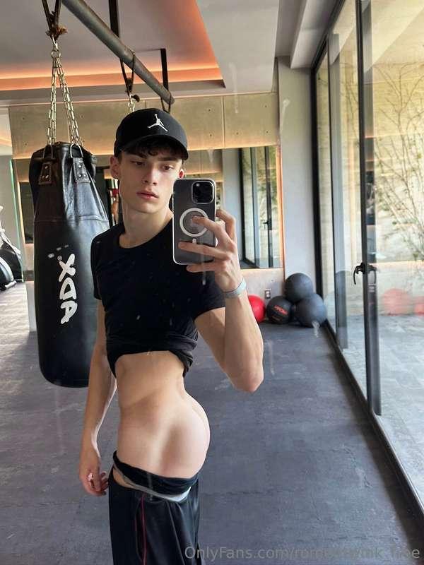 ⭐️Check out my exclusive page @romeo_twink ⭐️ Full naked and..