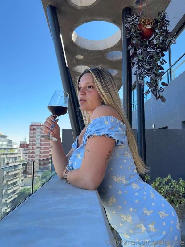 Tengo vino y una excelente vista. Me faltas vos no mas 🤤