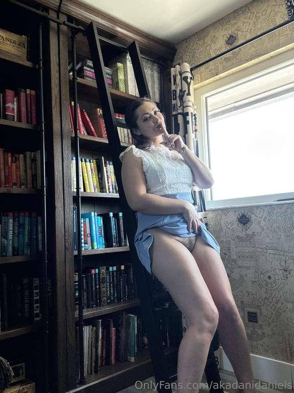 Do you like your librarian naughty? 😈Come tell me in my DMs,..