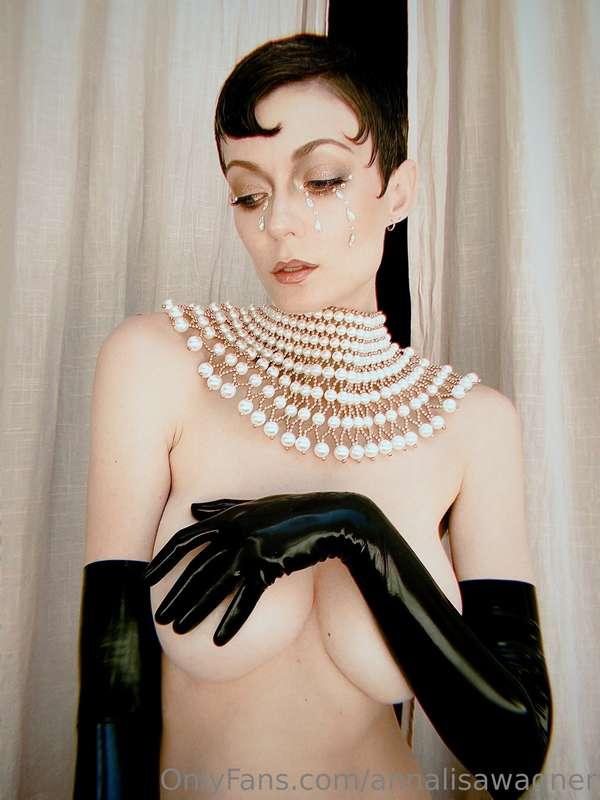 Sultry old Hollywood glamour but make it kinky 💋