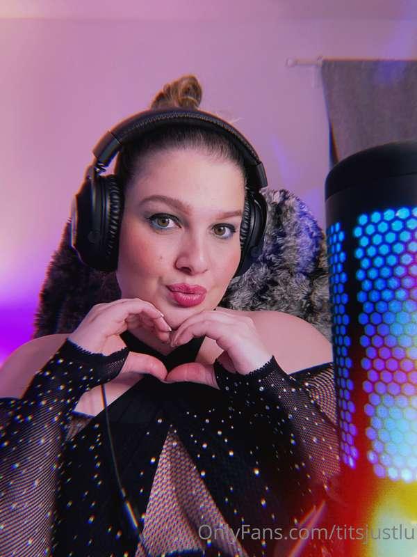 Hello and welcome to this little place of mine! To be honest..