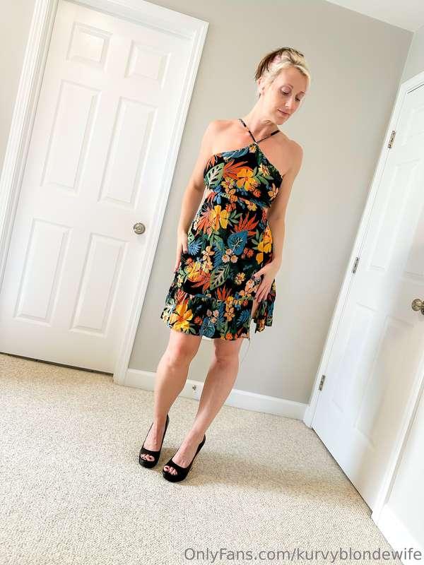 kurvyblondewife image #0