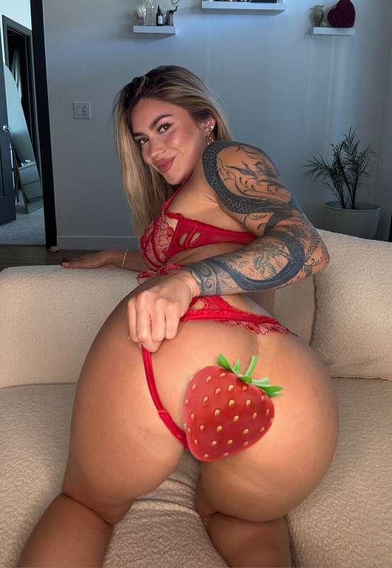 🤩 Look at how his cock fills me up!! I know you're going to ..