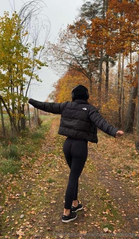 Taking a stroll through autumn’s best colors 🍂 It’s Saturday..
