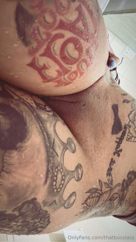 Fresh wet pussy straight out the shower 😈