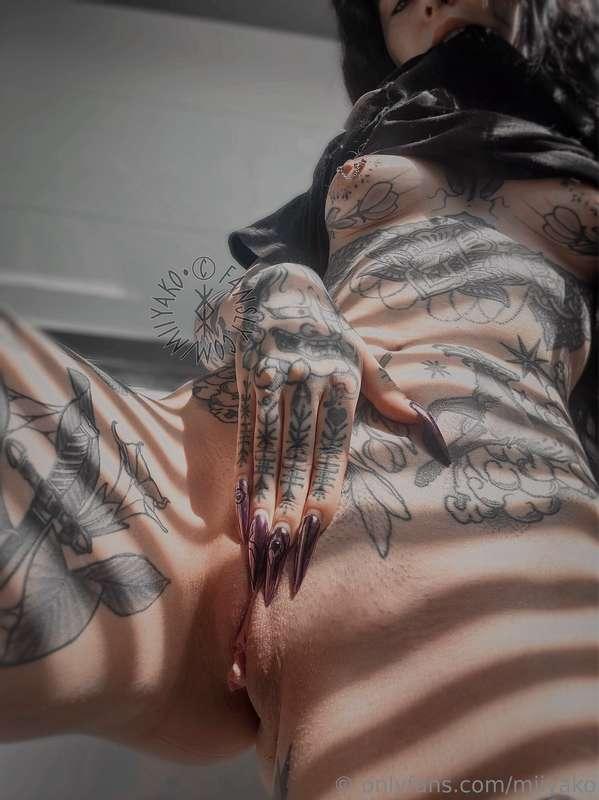 Give my pretty pussy a kiss?🖤👅