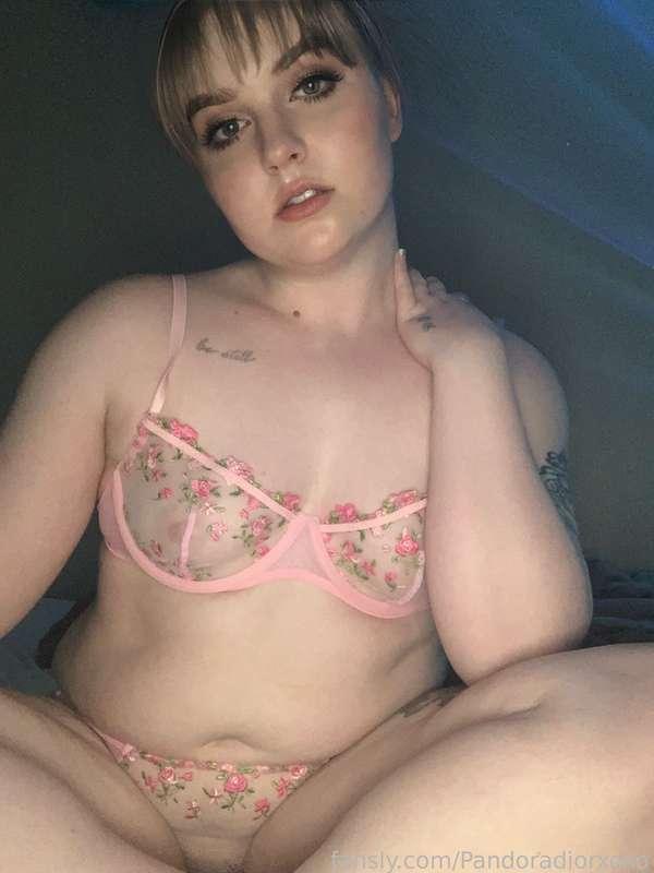 Undress me? 

https://fans.ly/r/Pandoradiorxoxo

#undress #fyp #play #fucktoy #useme #lingerie #pale #thick #curvy #bra #panties #pandoradior #pandora #dior 