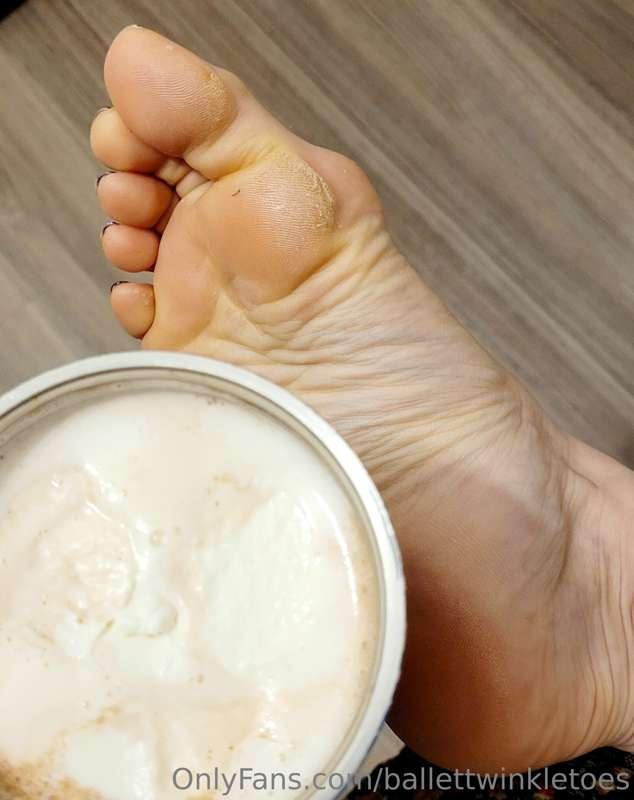 Good morning! Tip your goddess to enjoy staring at these wri..