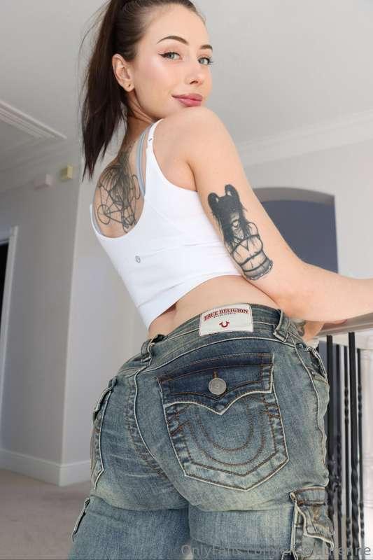 rare sighting of me in EXTREMELY low rise jeans 🫡👍🏻 they’re ..