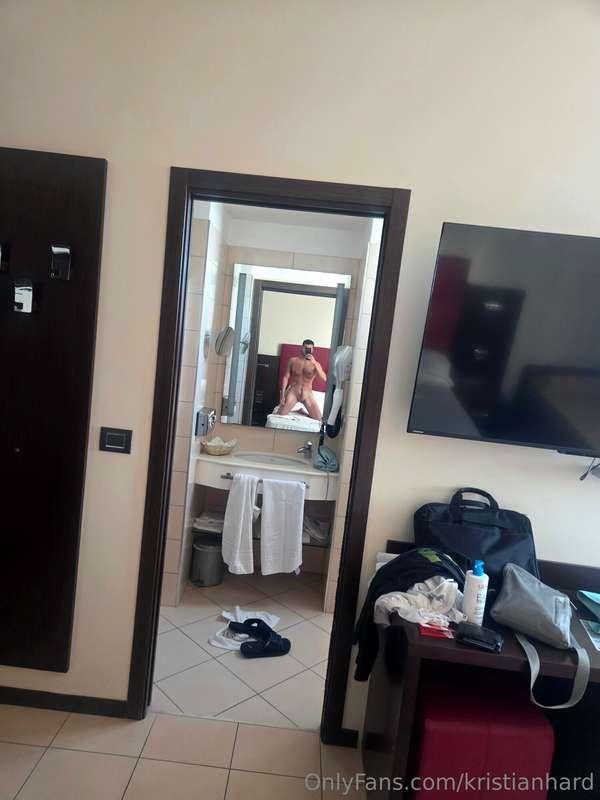 "Disteso sul letto, nudo, cazzo duro che pulsa — lo specchio..