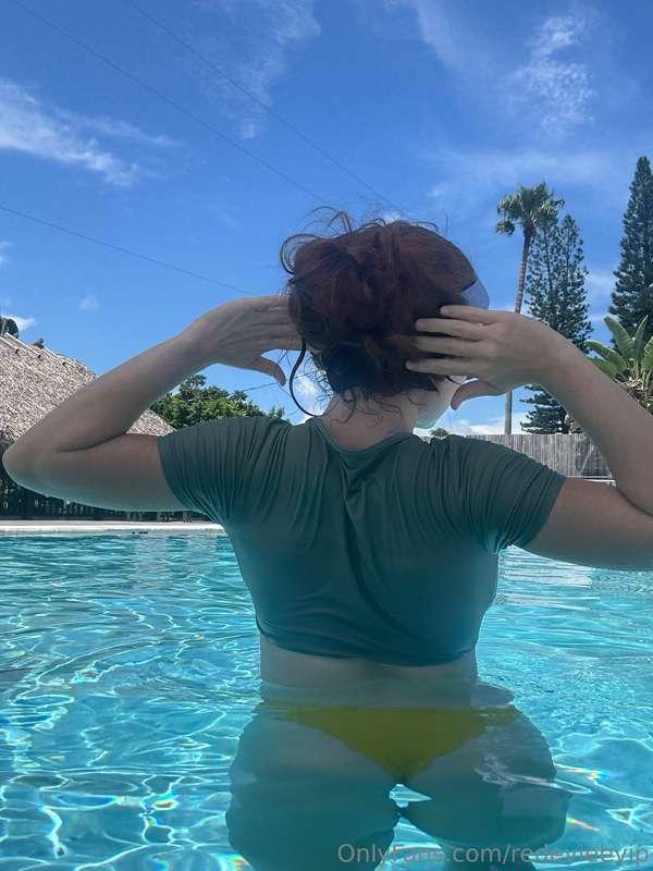Wet t-shirts, anyone? 💦💦