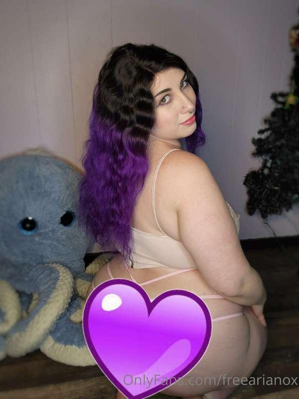 See my spankable booty at @thearianox 😉
