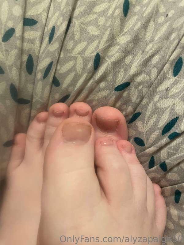 Freshly painted💋 ready for a foot job