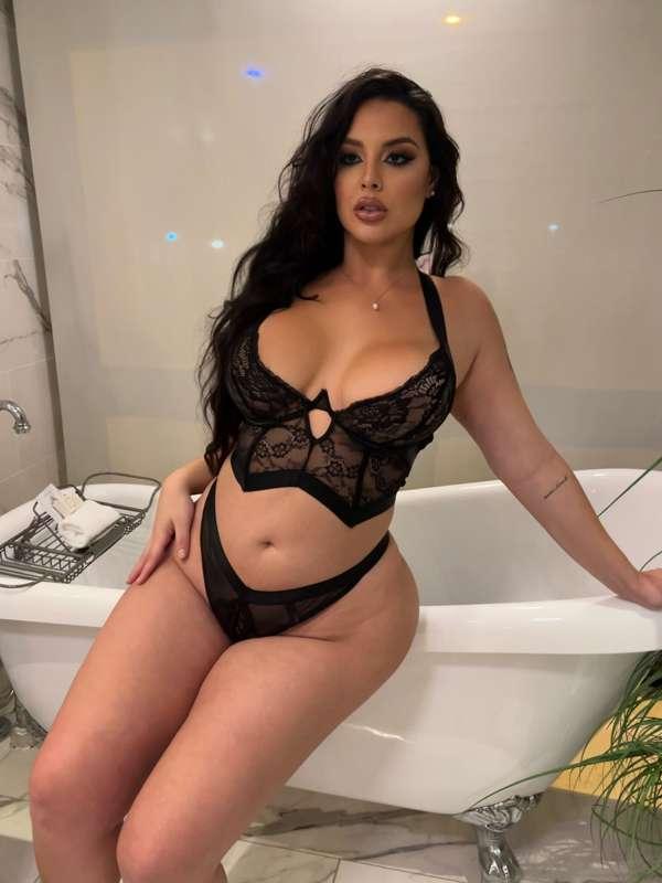 Dreaming of you and I in this tub together 🫶🏻