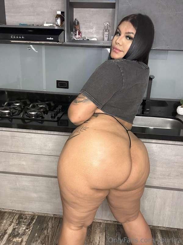 flaunting my curves and loving every inch 🍑😋😋