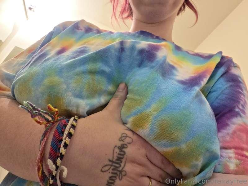 I made a tie dye shirt today 😋