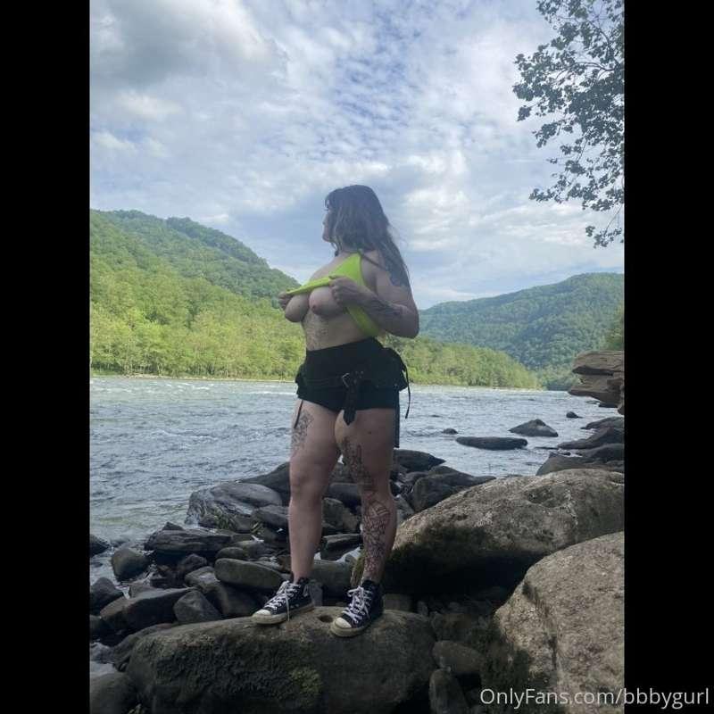 suns out, tits out 😏