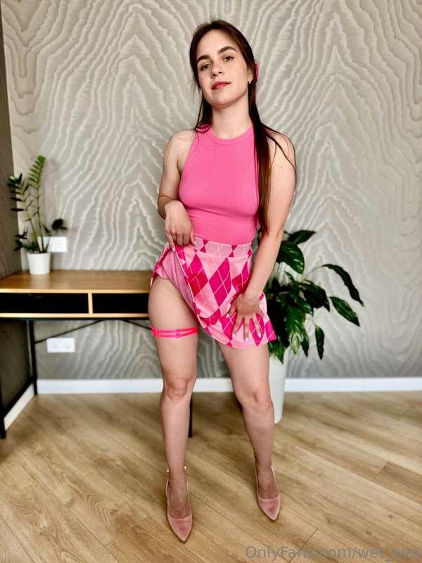 Caught in a Short Skirt 🍑💨A little breeze… and suddenly, my ..