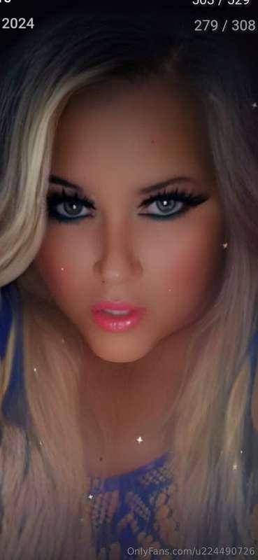 Look into my green 💚 eyes as u fuck me baby xx
