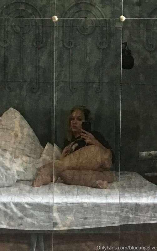 Good morning my lovely Peeps? Is my bum big or this mirror i..
