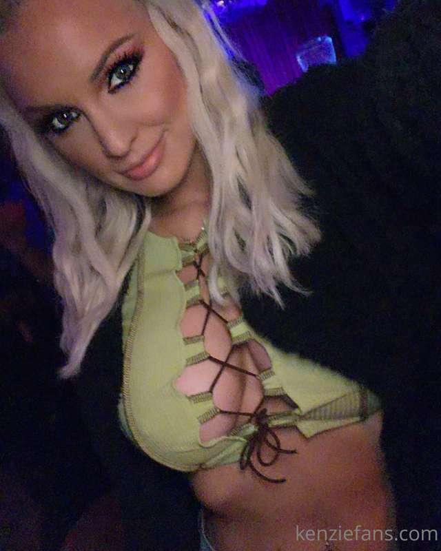 I am so fucking horny! Dm me with a tip & let's sext!!! 💦🥵