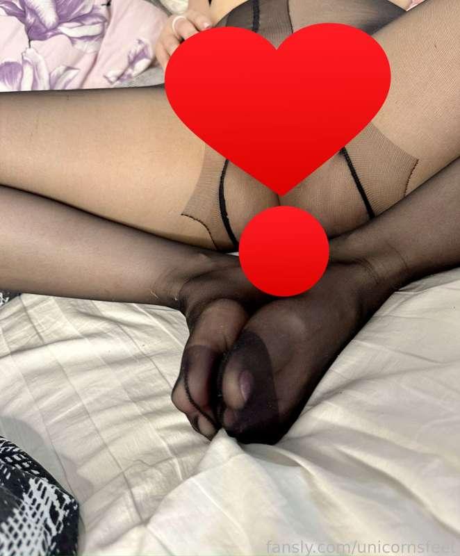 Pink pussy and cute feet under clear black nylon
#pussy #pussyinnylon #nylonpussy #blacknylon #blackpantyhose 