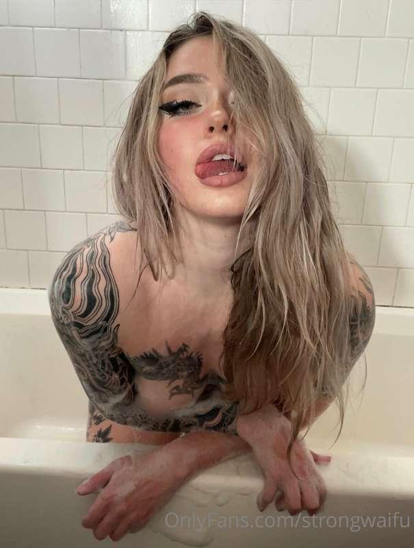 strongwaifu image #0