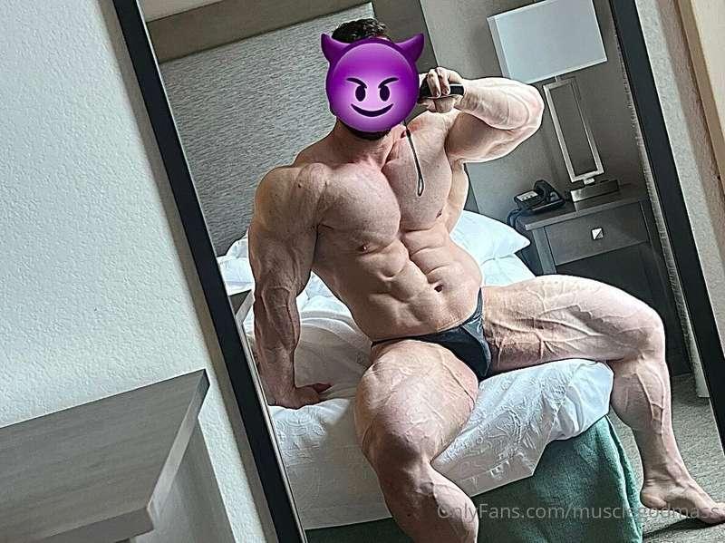 Who wants to cum service their big daddy 😈🔥💪🏻