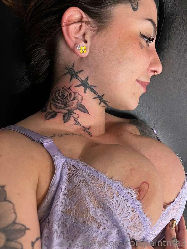 Happy fridayyy 😇  I did not realize my whole nipple was out ..