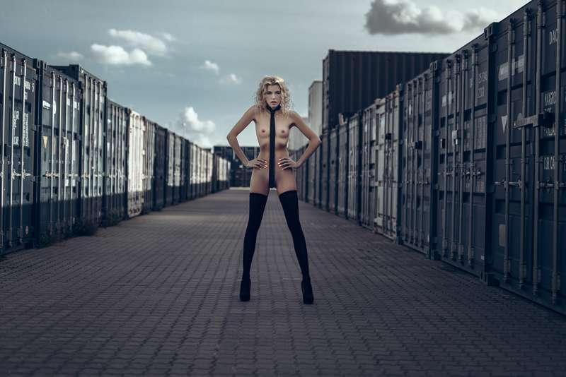Anna - Contained :Photos