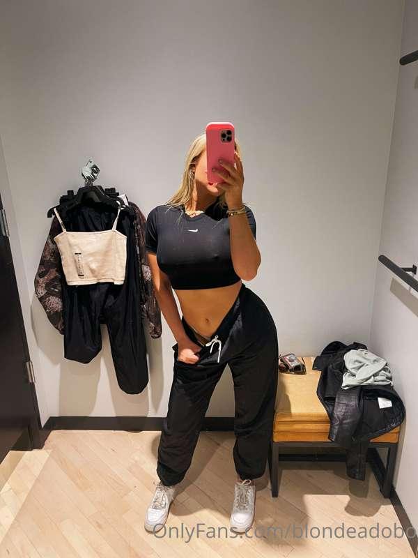 Just a little shopping trip while on vacation 🛍. This outfit..