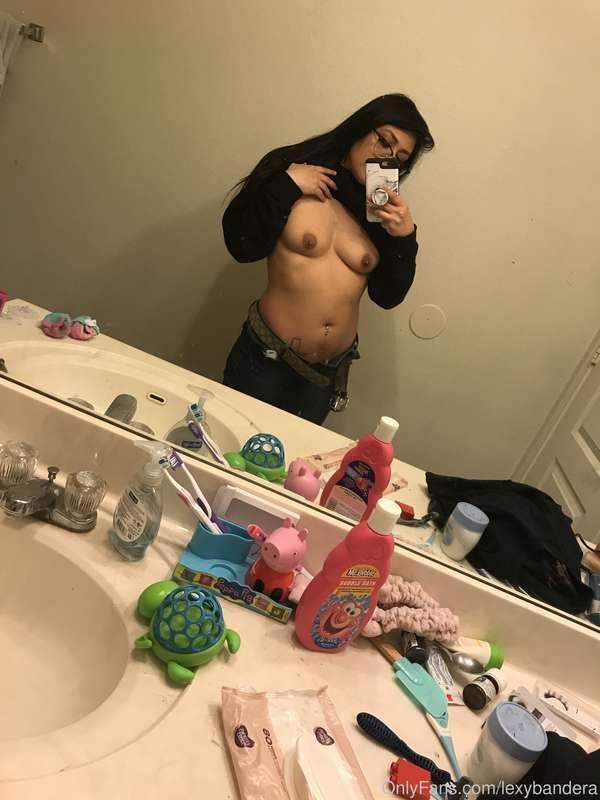 Hi guys enjoy my tits 🥰