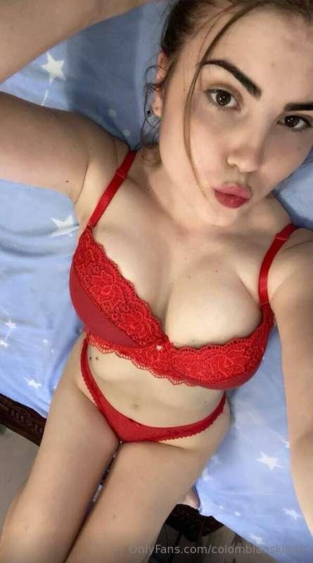 She has the sexiest boobs,natural babe wants to make you cum..