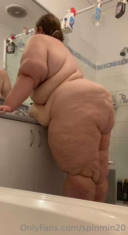 any excuse to have the rolls hanging and fat ass out!! 😮‍💨😮‍..